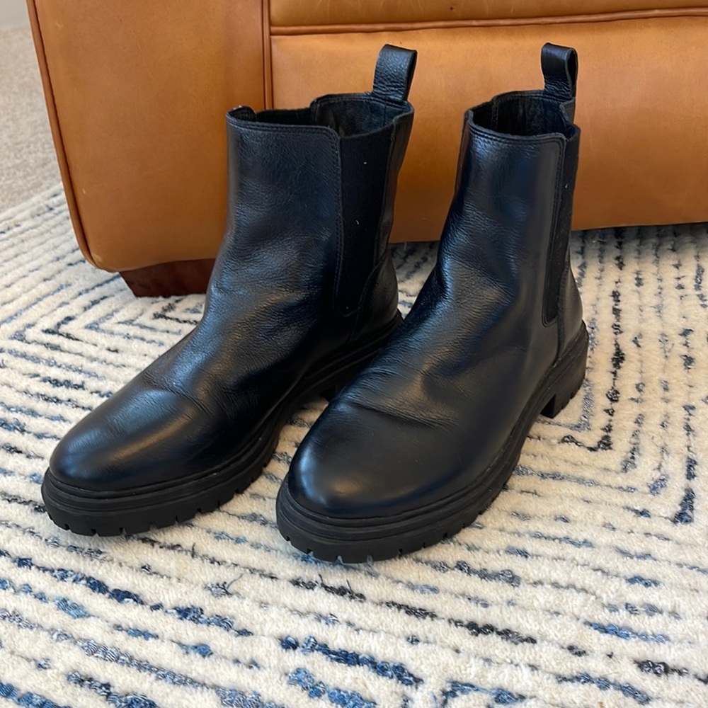 Lucky Brand size 8 black platform lug boots